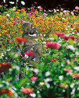 Stimmungsbild Statue inmitten von Sommerblumen 