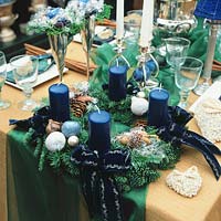 Adventskranz mit blauen Kerzen