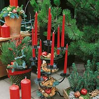 Adventsdekoration mit roten Kerzen