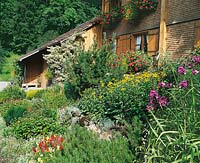 Haus / Häuser Holzhaus / Sommerblumen