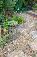 Prospect House, Devon, UK ( Peter Wadeley ) small gravel patio area with randomly positioned paving stones