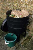 manufactured wormery with kitchen waste and resulting liquid feed