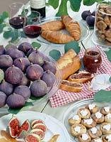 Sweet figs and bread 