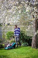 Mowing the lawn with a rechargeable lawnmower