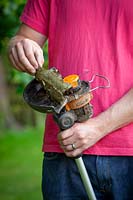 Cleaning a strimmer head