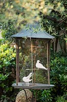 The green room, near the house, is inspired by a flowerbed from the Bois de Boulogne and houses an aviary purchased in New York for white turtle doves. Berge loved them so much that he ensured their presence in many of his residences.