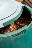 Plastic compost bin with lid