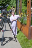 Comedian Caroline Quentin filming at The Body Shop Garden

Designer: Jennifer Hirsch

RHS Chelsea Flower Show 2022 Sanctuary Gardens