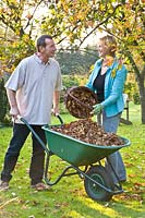 Couple collecting leaves 