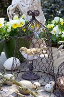 Decoration with wire cage 