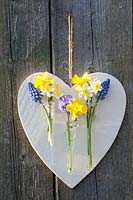 Heart with small vases and bulbous plants, Muscari armeniacum, Narcissus Tete a Tete, Narcissus Minnow, Viola cornuta 