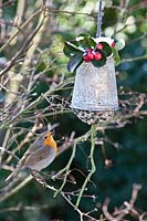 Feeding bell with robin 