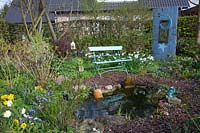 Seating area by the pond, Narcissus triandrus Thalia 