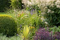 Bed with prairie perennials, Echinacea purpurea Alba, Helenium Mardi Gras, Stipa Ichu, Sedum Jose Aubergine, Aconogonon speciosum Johanniswolke, Yucca filamentosa Golden Sword 