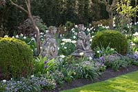 Spring bed with putti, Pulmonaria, Buxus, Tulipa Exotic Emperor 