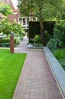 Garden with view of the house, paving made of Chinese hard stone and brick 